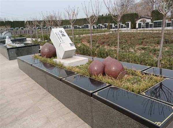 西安市有哪些知名的公益性陵園墓地？這些陵園墓地分別屬于哪一類，并請簡要介紹其中一兩家。