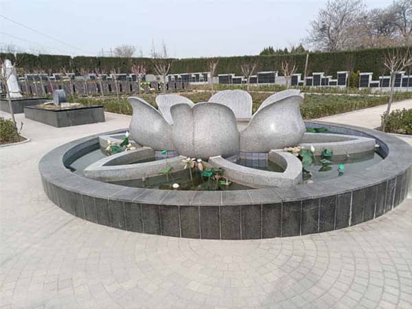 在西安市,除了霸陵墓園新區(qū)和漢皇樹葬墓園,還有哪些墓園提供樹葬服務(wù),它們的現(xiàn)狀如何?