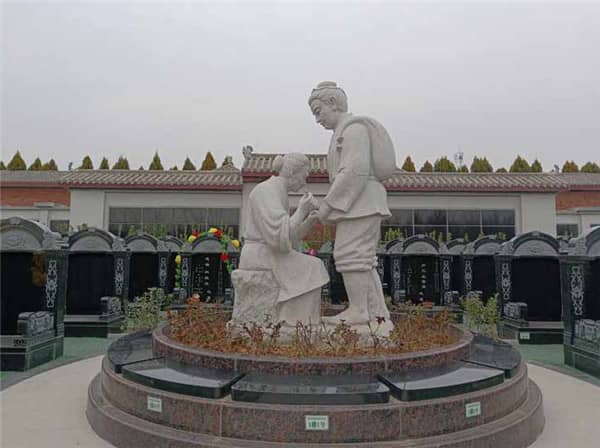 家屬在選擇西安閻良漢皇樹葬墓園墓地時,應考慮哪些因素來確定合適的價位?