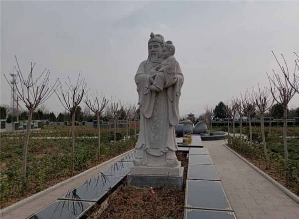 在西安漢皇樹葬墓園選擇樹葬時,應該考慮哪些因素以確保既環保又能表達對逝者的尊重?