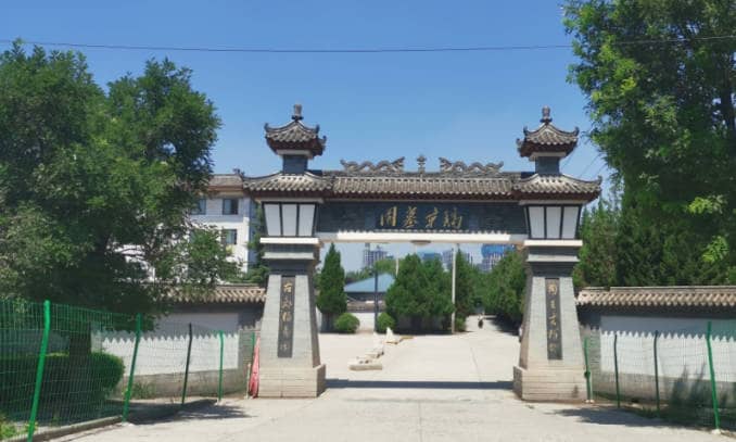 西安鎬京墓園提供了哪些種類的墓型供家屬選擇,并請簡述這些墓型的特點?