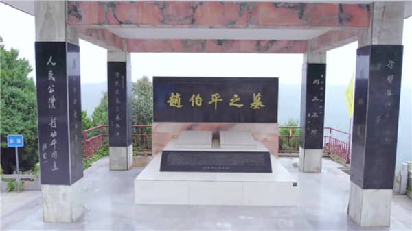 如果我想乘坐直達的公交車到達西安壽陽山墓園,應該在哪里乘坐?