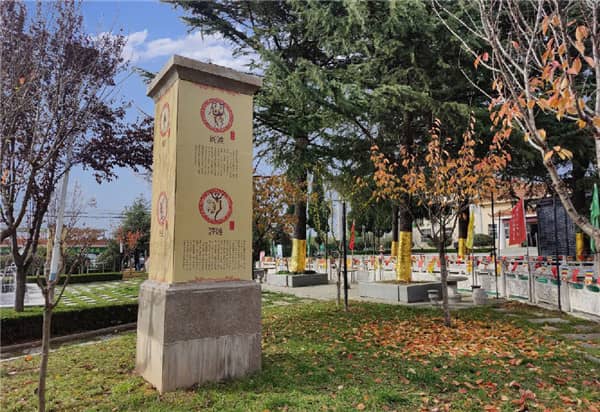 在西安參加葬禮時,神情舉止方面有哪些需要注意的地方?