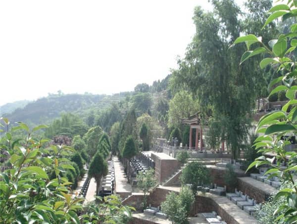 在西安壽陽山墓園購買墓地時,除了墓位價格還有哪些費用需要考慮?