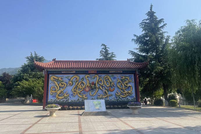 西安慈恩園在提供墓葬服務時，如何體現對顧客的關懷？