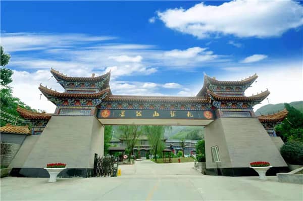 西安九龍山墓園是在哪一年開始運營的？它的地理位置和區域歸屬是怎樣的？
