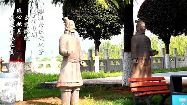 霸陵墓園坐落于帝陵之內，省內的皇家墓園