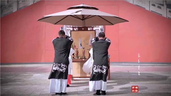 霸陵新區(qū)墓園有哪些特色建筑和墓區(qū)，其整體風(fēng)格如何？