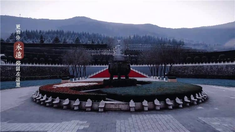 西安霸陵墓園和白鹿原公墓分別具有哪些獨特的地理和環境優勢?