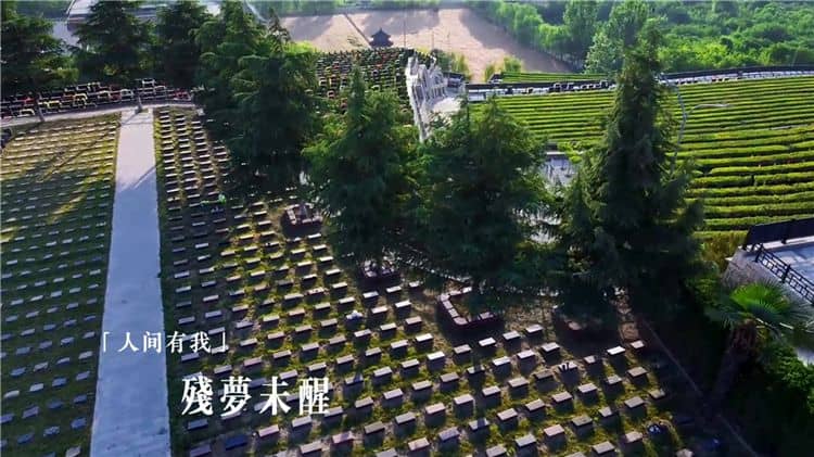 在西安霸陵墓園新區的功勛園，游客可以體驗到哪些獨特的紀念活動或儀式？