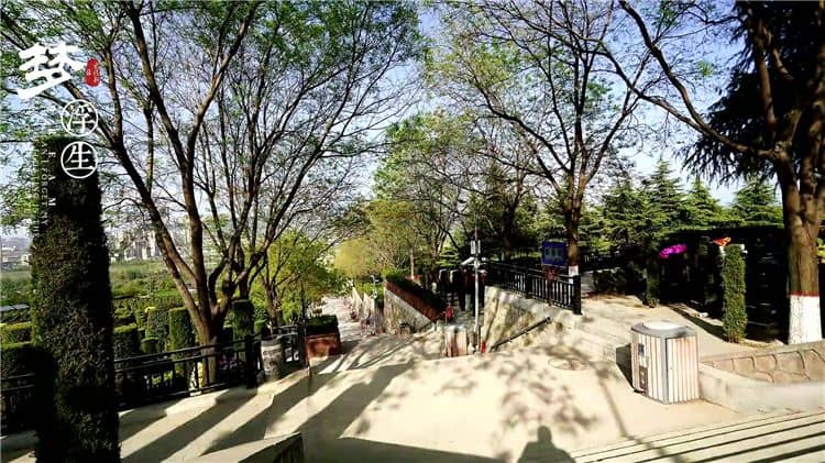 西安霸陵墓園的雙穴草坪葬價(jià)格是多少?