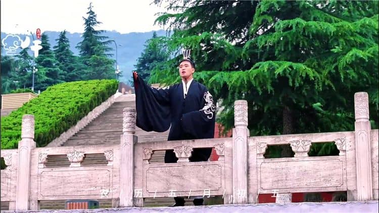 西安霸陵墓園新區(qū)有哪些人文景觀和主題園區(qū)，它們分別有什么寓意或特色？