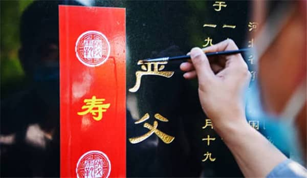 為逝者凈身穿衣:一場承載尊重與懷念的喪事儀式